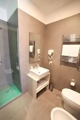 Deluxe Tek Büyük Yataklı Oda, Avlu Manzaralı