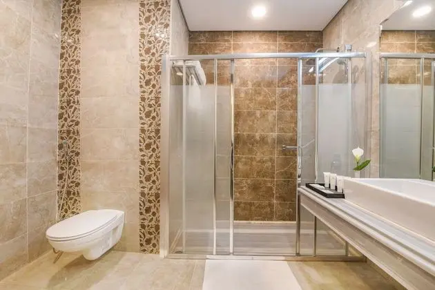 Standard Tek Büyük veya İki Ayrı Yataklı Oda, Balkon, Havuz Manzaralı