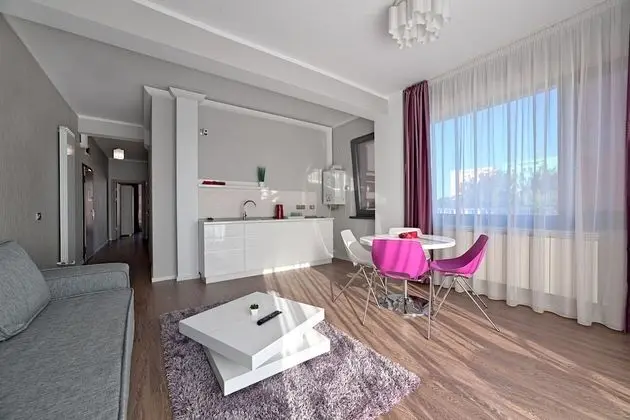 Apart Daire, 2 Yatak Odası, Balkon, Kısmi Göl Manzaralı