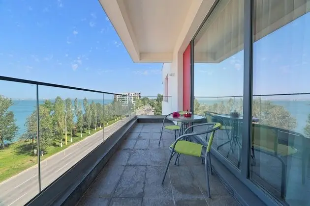 Apart Daire, 2 Yatak Odası, Balkon, Kısmi Göl Manzaralı