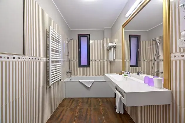 Apart Daire, 2 Yatak Odası, Balkon, Kısmi Göl Manzaralı