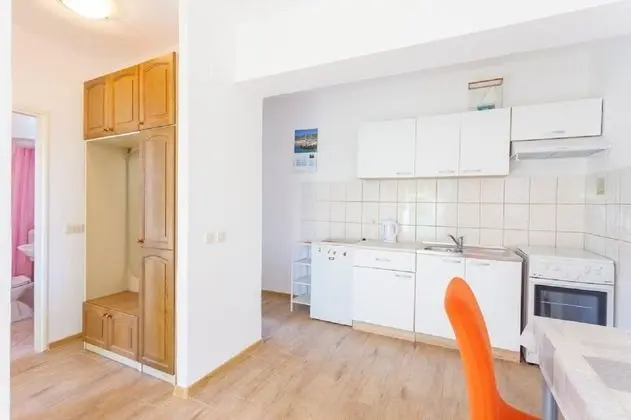 Apart Daire (Tomislava - ground floor apartments -)
