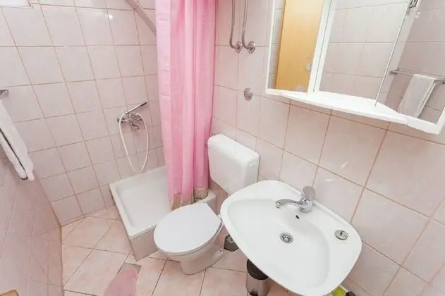 Apart Daire (Tomislava - ground floor apartments -)