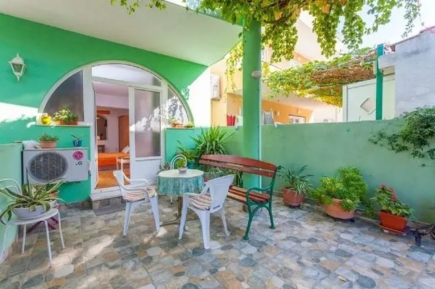 Apart Daire (Tomislava - ground floor apartments -)