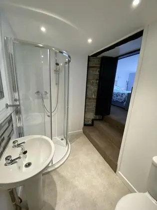 Design Tek Büyük Yataklı Oda, Banyolu/Duşlu