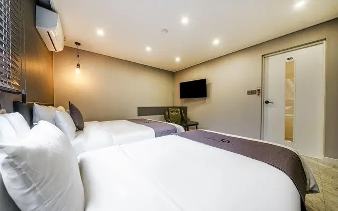 Oda (Deluxe Twin (Double + Single Bed Netf)