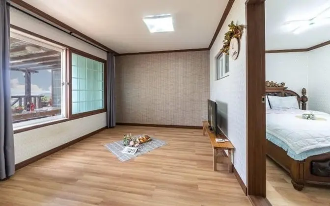 Oda (Room 102 (individual terrace))