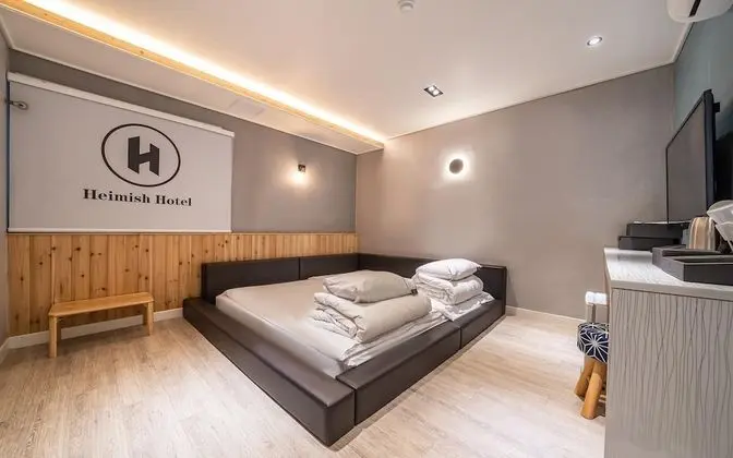 Oda (Family Room with Platform Bed (Simple)