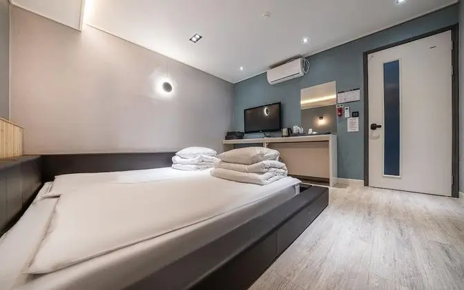 Oda (Family Room with Platform Bed (Simple)