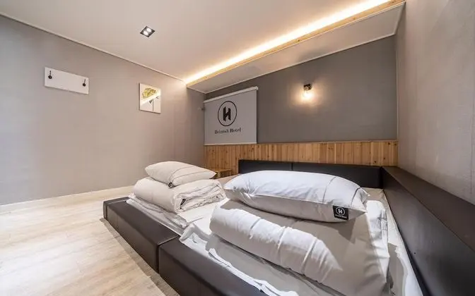 Oda (Family Room with Platform Bed (Simple)