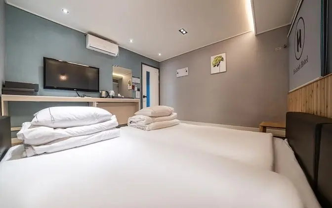 Oda (Family Room with Platform Bed (Simple)