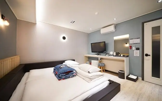 Oda (Family Room with Platform Bed (Simple)