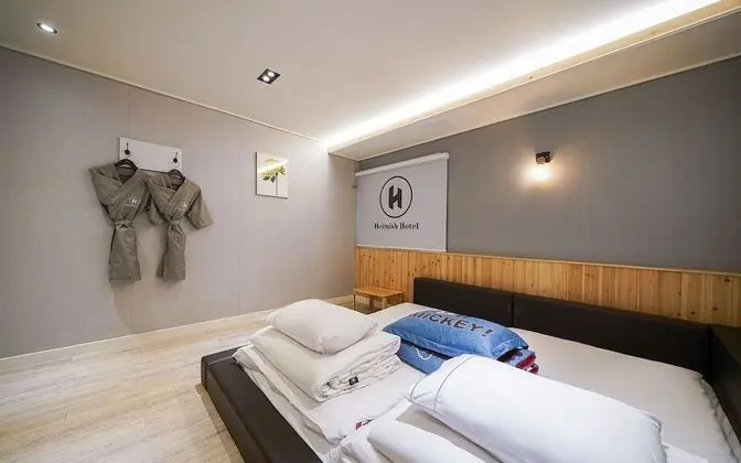 Oda (Family Room with Platform Bed (Simple)