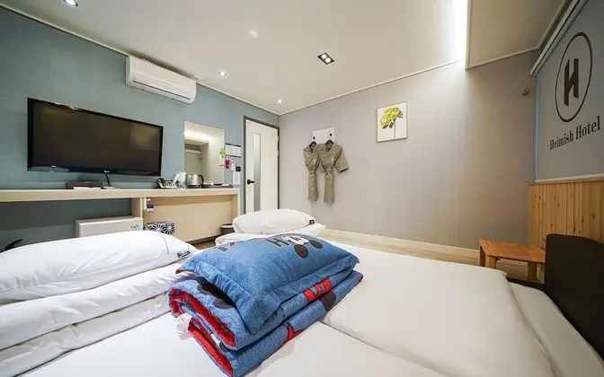 Oda (Family Room with Platform Bed (Simple)