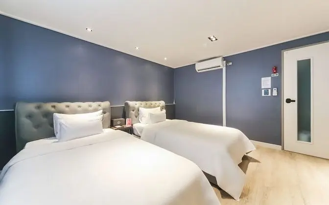 Oda (Twin single + single bed breakfast pr)