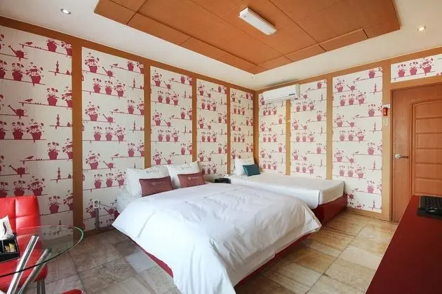 Oda (Twin Room (for 3 people EVERY disinfe)