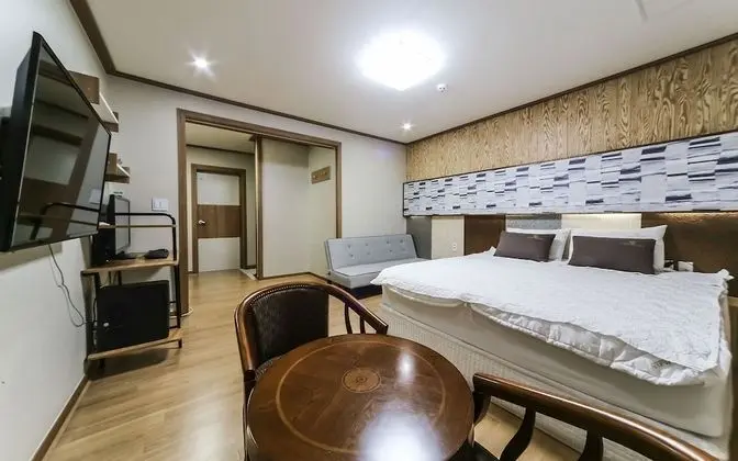 Oda (Deluxe rooms (Netflix available non-f)