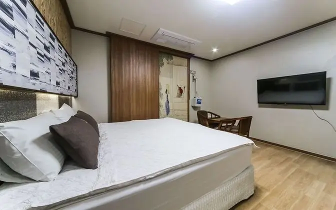 Oda (Deluxe rooms (Netflix available non-f)