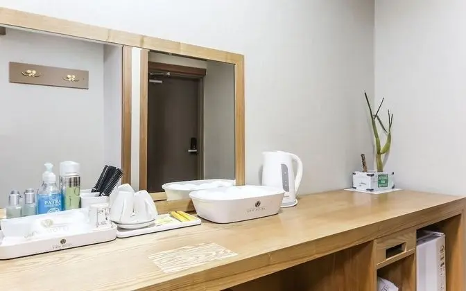 Oda (Deluxe rooms (Netflix available non-f)