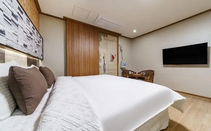 Oda (Deluxe rooms (Netflix available non-f)