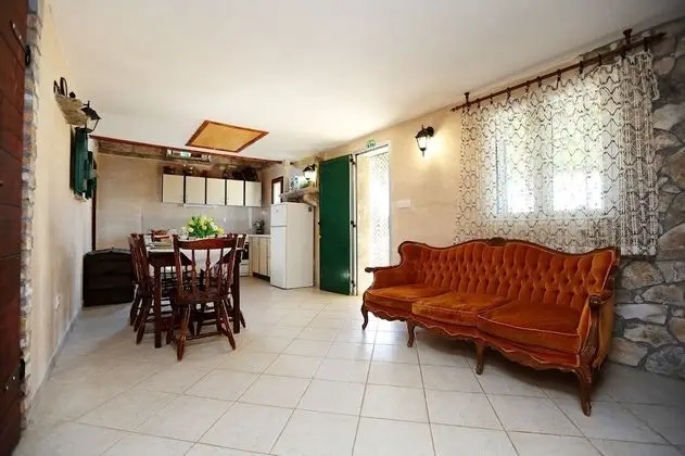 Ev (Toni - luxurious and fully equipped -)