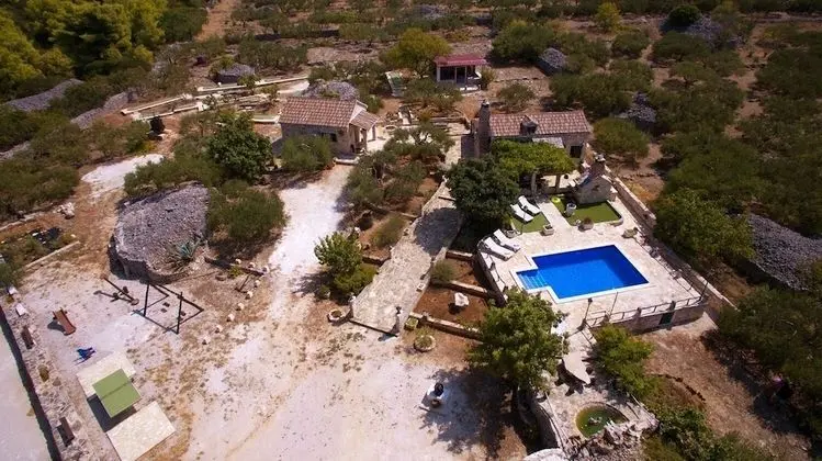 Ev (Toni - luxurious and fully equipped -)