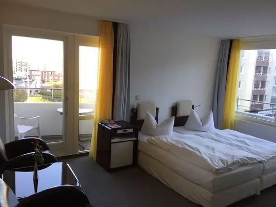 Tek Büyük Yataklı Oda, Balkon, Göl Kenarı
