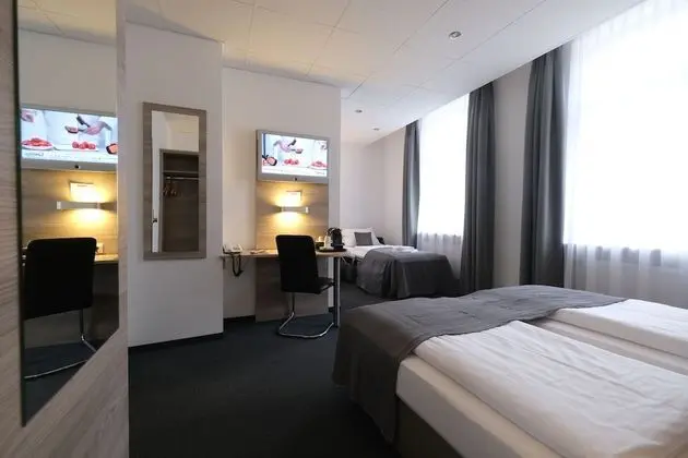 Oda, Sigara İçilmez (Room for 3)