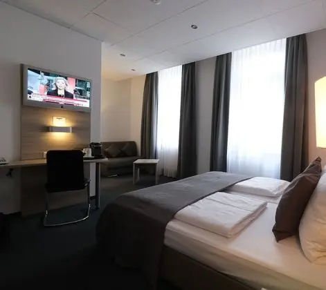 Oda, Sigara İçilmez (Room for 3)