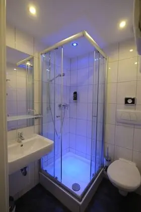 Oda, Sigara İçilmez (Room for 3)
