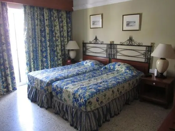 İki Ayrı Yataklı Oda, Havuz Manzaralı