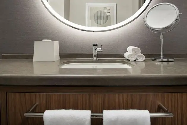 Oda, 2 Büyük (Queen) Boy Yatak (Mobility Accessible, Roll-In Shower)