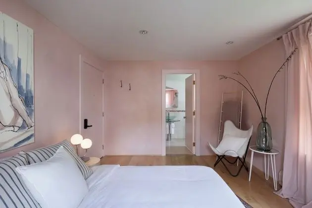 "David" Single Queen Room