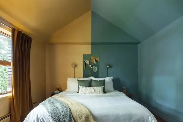 "Dug" Upper Single King Room
