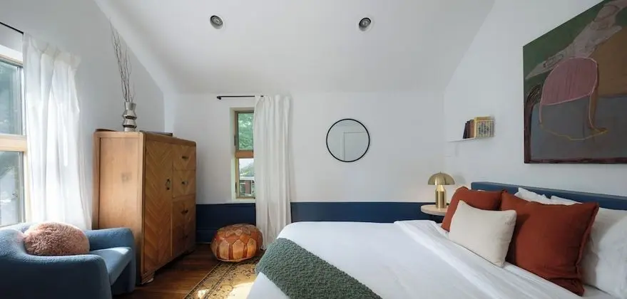 "Susan" Upper Queen Room