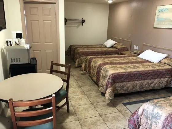 Üç Kişilik Oda, Buzdolabı ve Mikrodalga (3 Queen Beds)