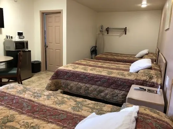 Üç Kişilik Oda, Buzdolabı ve Mikrodalga (3 Queen Beds)