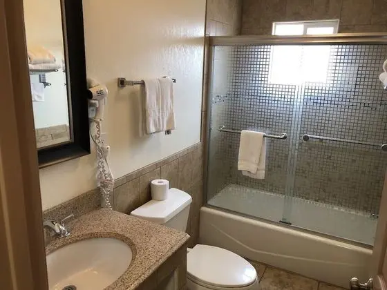 Üç Kişilik Oda, Buzdolabı ve Mikrodalga (3 Queen Beds)