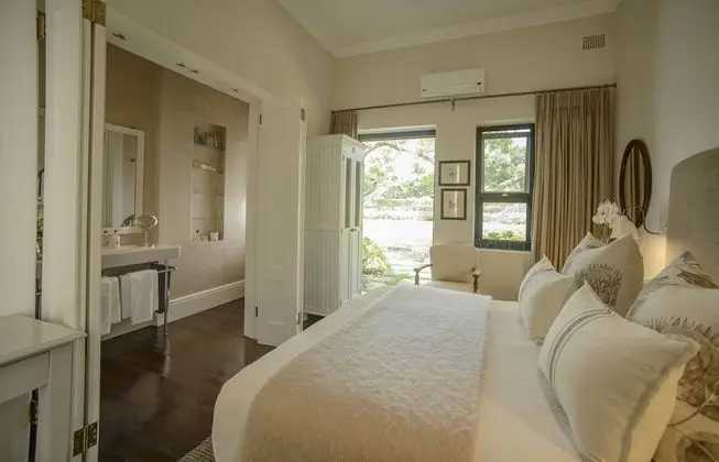 Double Room (King) 2