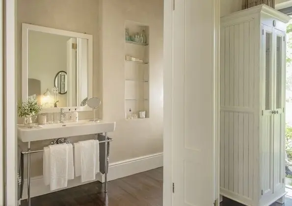 Double Room (King) 2