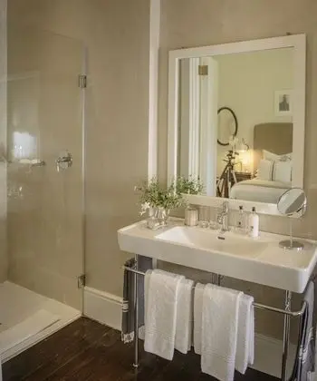Double Room (King) 2