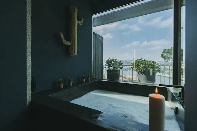 Executive Tek Büyük veya İki Ayrı Yataklı Oda, Küvet, Nehir Manzaralı (Royal)