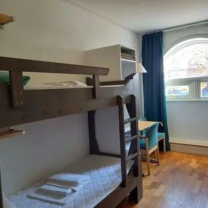 İki Ayrı Yataklı Oda, Ortak Banyo