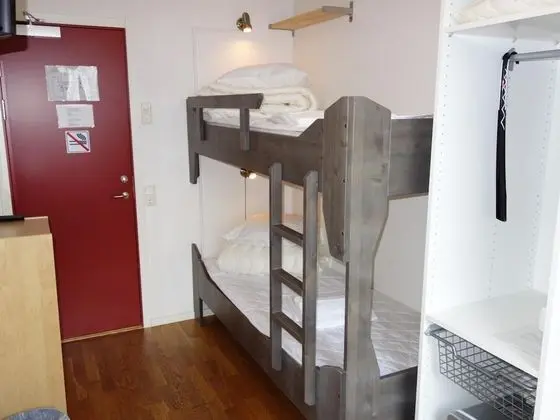 İki Ayrı Yataklı Oda, Ortak Banyo