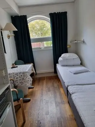 İki Ayrı Yataklı Oda, Ortak Banyo