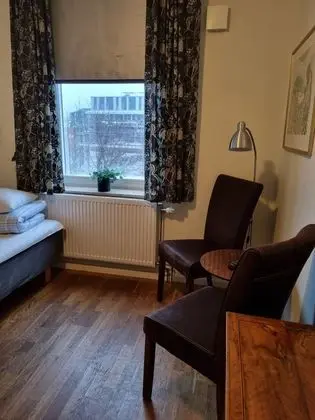 İki Ayrı Yataklı Oda, Ortak Banyo
