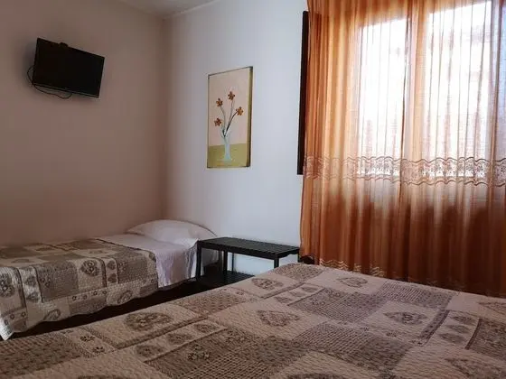 Üç Kişilik Oda, 1 Büyük (Queen) Boy Yatak ve Çekyat