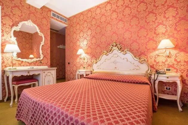 Classic Tek Büyük veya İki Ayrı Yataklı Oda