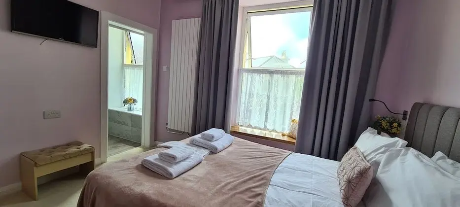 Double room with private bathroom
