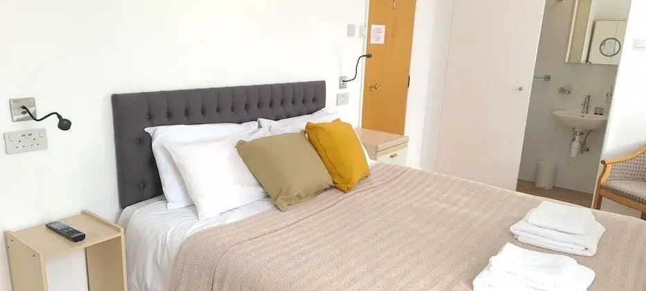 Double room with private bathroom
